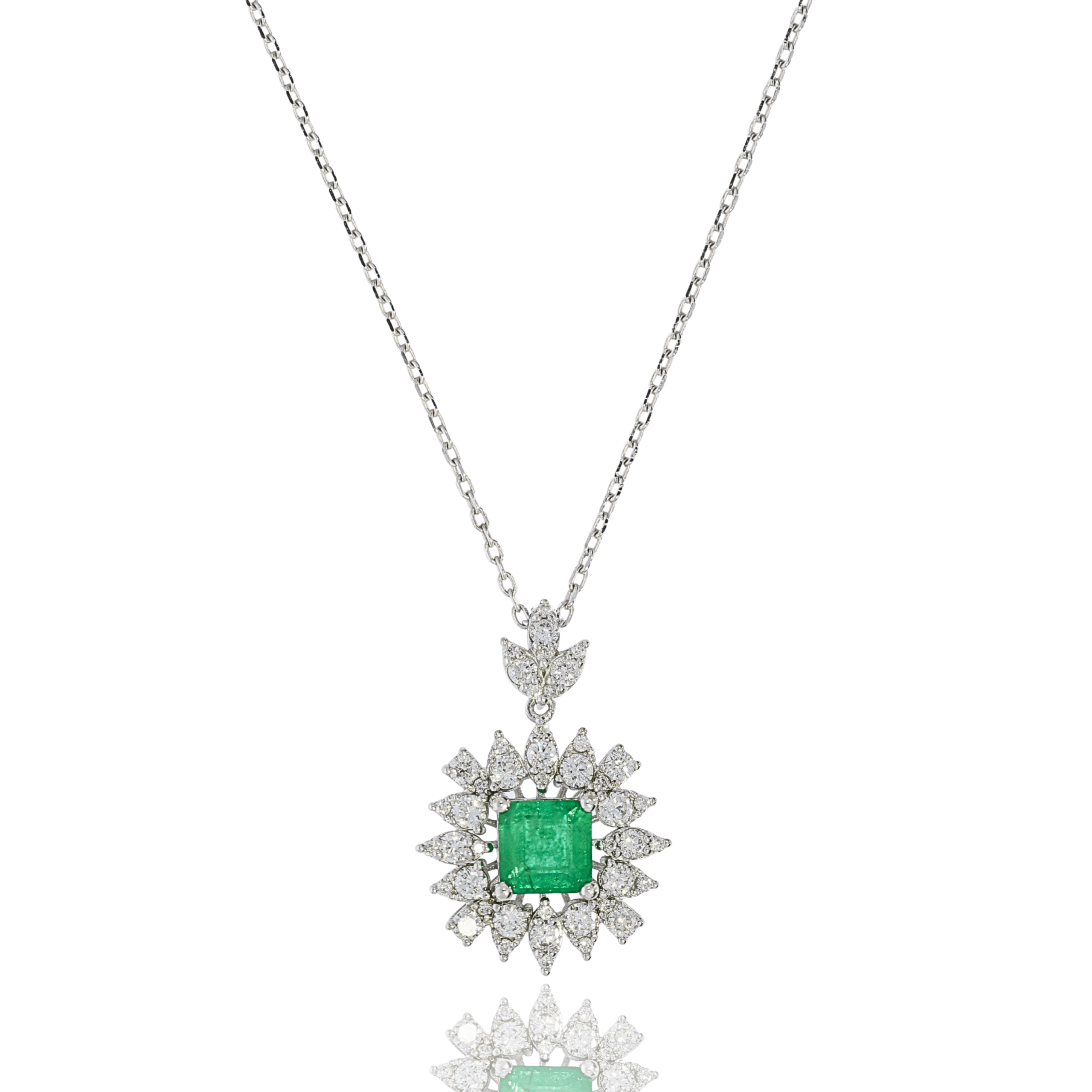 Lant cu pandantiv din aur alb 14k cu diamante si smarald